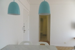 High table with rotating high chairs and stylish lamps