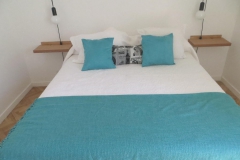 The queen size bed seen frontwards. Note the two lights at each side of the bed.